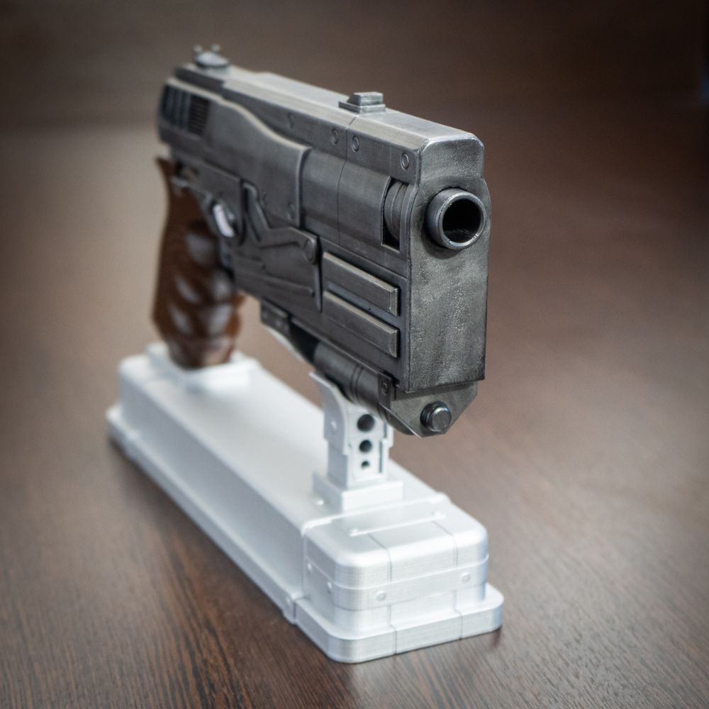Post-apocalyptic prop weapons: hand weathered 10mm blaster gun